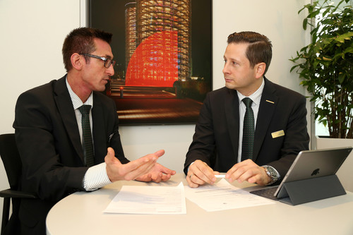 Besprechung im Kundencenter: Sebastian Wilhelms (rechts) mit Rene Blaschke.