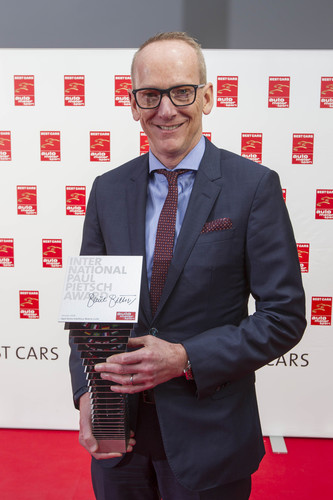 „Best Cars 2016“: Opel CEO Dr. Karl-Thomas Neumann mit dem „International Paul Pietsch Award“ für das Intellilux-LED-Matrix-Licht im neuen Astra.