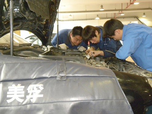 Besuch beim Mercedes-´Händler Shanghai Star: Ausbildung in der Werkstatt. 