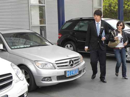 Besuch beim Mercedes-´Händler Shanghai Star: Der Guest Relationship Manager holt die Kundin am Auto ab.