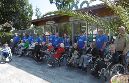 Besuch von Ford Ehrenamtler mit Senioren im Kölner Zoo.