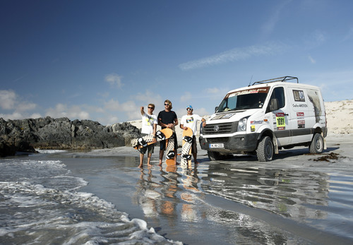Besuchten auf Einladung von Volkswagen die Rallye Dakar (von links): Klaas Voget, Björn Dunkerbeck und Robby Swift mit dem Crafter 4Motion.