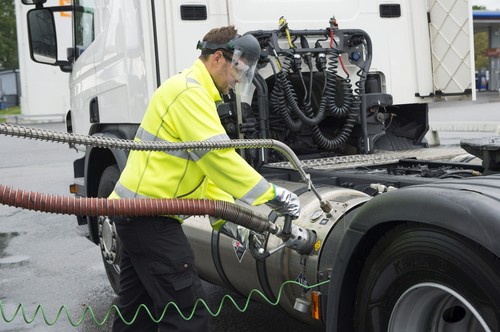 Betankung eines Scania mit Flüssigerdgas (LNG).