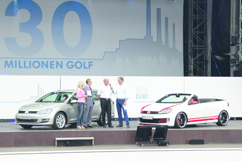 Betriebsratschef Bernd Osterloh und Personalvorstand Dr. Neumann im Gespräch mit den Moderatoren (links Golf Variant, rechts Golf GTI Cabriolet Austria, ein Fahrzeugprojekt der Berufsausbildung von Volkswagen).