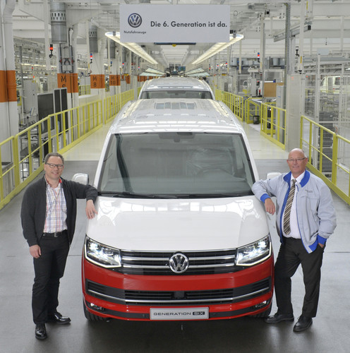 Betriebsratsvorsitzender Thomas Zwiebler (li) und Werkleiter Udo Hitzmann beim offiziellen Produktionsstart der neuen T-Baureihe und vor dem Sondermodell „Generation Six“.