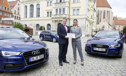 Bettina Bernhardt, Leiterin Audi mobility, dem Oberbürgermeister der Stadt Ingolstadt, Dr. Christian Lösel.