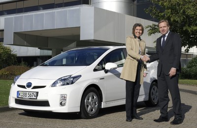 Bettina Böttinger und Alain Uttenhoven vor dem neuen Prius.