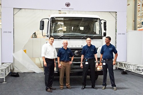 Bharatbenz startet die Serienproduktion: DICV-Geschäftsführer Marc Llistosella, die beiden Projektleiter Sven Gräble (Werk) und Jürgen Klingert (Lkw) sowie Rajendra Arya, Assistant Vice President Fahrzeugproduktion, vor dem ersten Bharatbenz, einem 2523R.