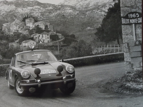 Bilder vergangener Triumphe: Herbert Linge erreichte Platz 5 im Porsche 911 (901) auf der Rallye Monte Carlo 1965.