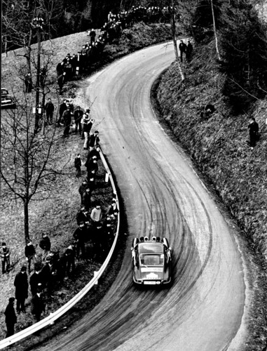 Bilder vergangener Triumphe: Victor Elfort auf dem Weg zu seinem Gesamtsieg der Rallye Monte Carlo, 1968, im Porsche 911 T.