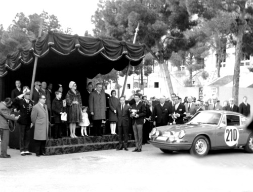 Bilder vergangener Triumphe: Victor Elfort bei der Siegerehrung der Rallye Monte Carlo 1968, dem ersten Gesamtsieg eines Porsche.