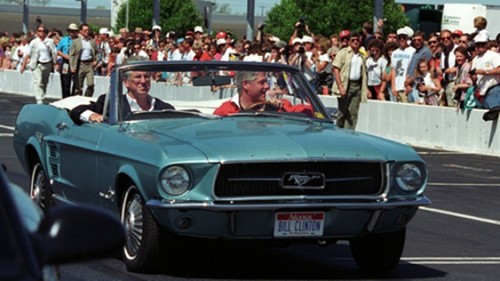 Bill Clinton und sein Ford Mustang Cabrio von 1976. 