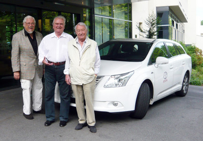 Bill Ramsey, Max Greger und Hugo Strasser vor ihrem Tourfahrzeug.