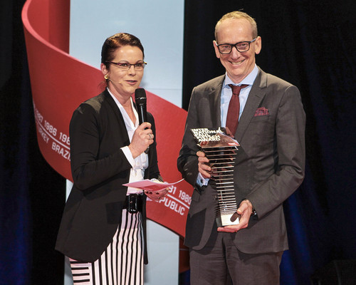 Birgit Priemer, stellvertretende Chefredakteurin von „Auto, Motor und Sport“, überreicht Opel-Chef Dr. Karl-Thomas Neumann den „International Paul Pietsch Award“ für die Technik des Ampera-e.