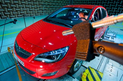 Bis zu 200 km/h kann der Prüfling im großen Akustiklabor von Opel in Rüsselsheim fahren.
