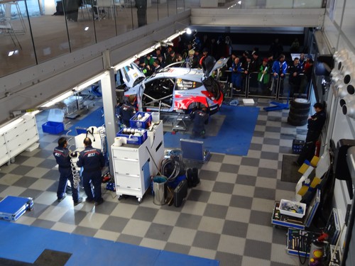 Blick von der Galerie des WRC-Pavillons von Hyundai. 