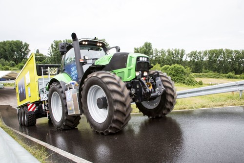 Blickfang auf dem Messestand: der ZF Innovation Tractor. Er belegt, wie automatisierte Fahrfunktionen und die Elektrifizierung des Antriebs betriebliche Abläufe in der Landwirtschaft schneller, effizienter und sicherer machen. 