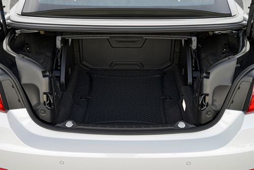 BMW 4er Cabrio: Auf Knopfdruck fährt das Dach so weit hoch, dass man die 222 Liter des Kofferraums darunter gut erreichen kann. 