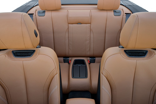BMW 4er Cabrio: Warmluft aus dem Kopfstützen ermöglicht das Fahren auch in den Übergangszeiten.