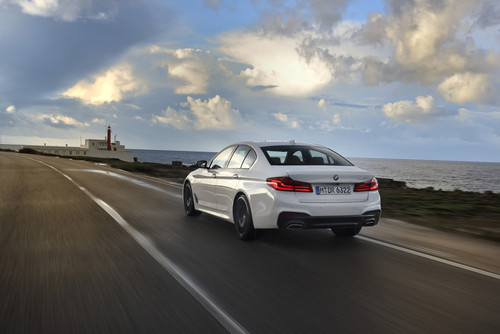 BMW 540i vor passend dramatischem Hintergrund..
