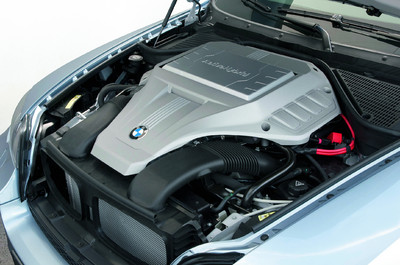 BMW Activehybrid X6. Blick auf den V-8-Motor mit aufgesetzter Leistzunselektronik.