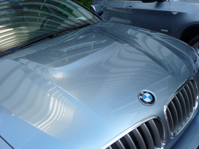 BMW Activehybrid X6: Unter dem Powerdome steckt die Leistungselektronik des Hybridantriebs.