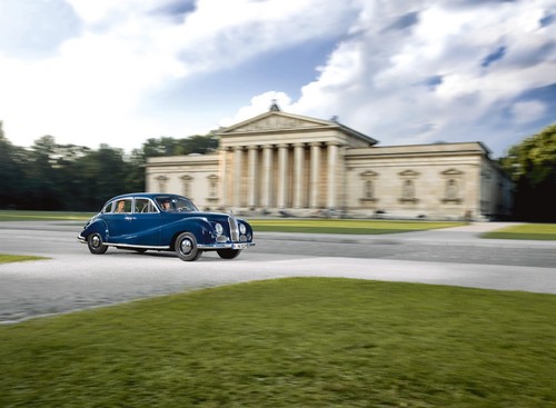 BMW bietet in München Stadtrundfahrten in Klassikern wie dem 502 an.