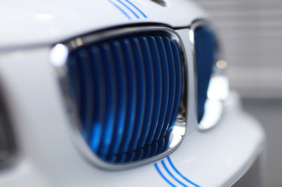 BMW Concept Active E mit blauer Illumination.