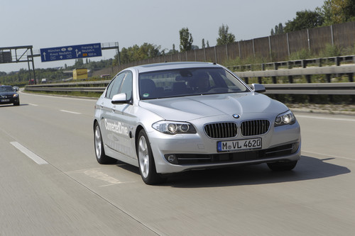 BMW erprobt mit einer 5er-Limousine als Technikträger das hochautomatisierte Fahren auf der Autobahn.