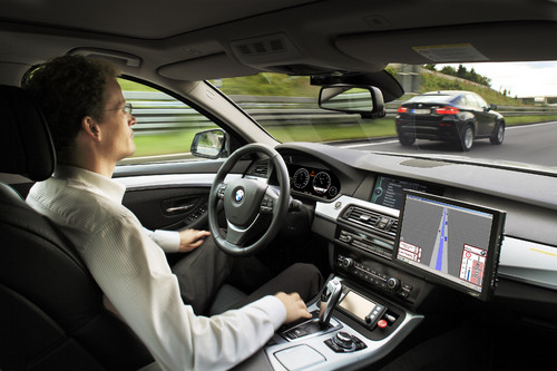BMW erprobt mit einer 5er-Limousine als Technikträger das hochautomatisierte Fahren auf der Autobahn: Dr. Nico Kämpchen bei der Testfahrt.