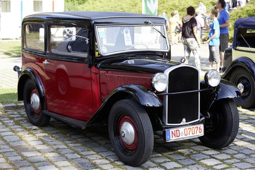 BMW feiert 100 Jahre Unternehmensgeschichte: Die Clubs brachten rund 1000 Oldtimer der Marke nach München mit. 

