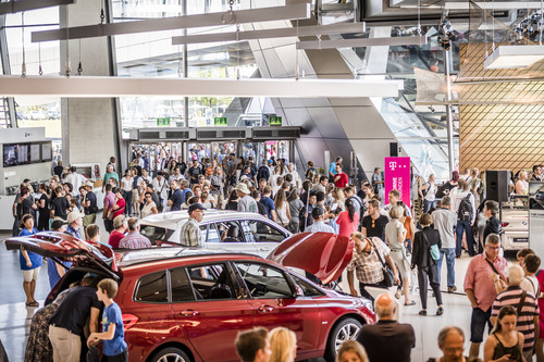 BMW feiert am Stammsitz in München 100 Jahre Unternehmensgeschichte.

