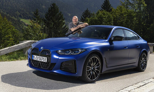 BMW i4 M50 und Autor Frank Wald.