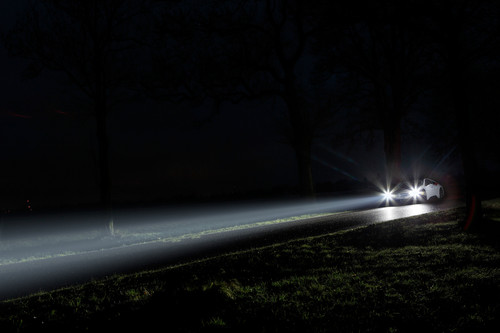 BMW i8: Laserlicht mit doppelter Recihweite wie LED-Licht und einem Drittel weniger Energieverbrauch.