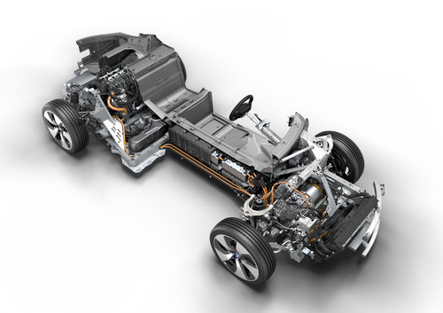 BMW i8: vorn der Elektromotor für die Vorderachse, in der MItte die Batterie, hinten der Drei-Zylinder-Ottomotor auf der Hinterachse.