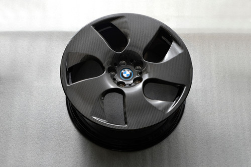 BMW-Innovationstage Efficient Dynamics 2014: Eine Felge aus Vollcarbon wiegt rund 35 Prozent weniger als eine Alu-Felge.