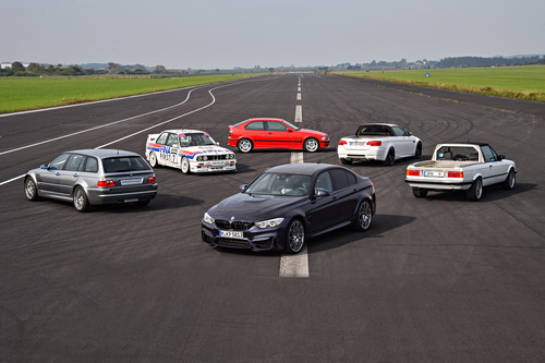 BMW M3 „30 Jahre M3“ umringt von den vier Prototypen und dem ersten DTM-Fahrzeug.