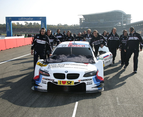 BMW M3 DTM und die Boxenmannschaft.