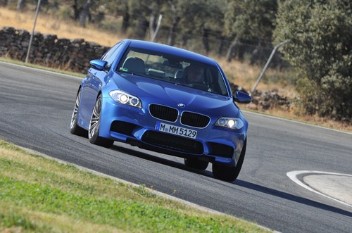 BMW M5 auf dem Ascari-Rennkurs.