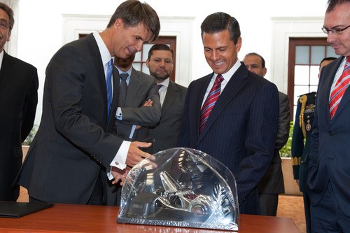 BMW-Produktionsvorstand Harald Krüger (links) mit dem mexikanischen Präsidenten Enrique Peña Nieto bei der offiziellen Ankündigung des neuen Werks in Mexiko.
