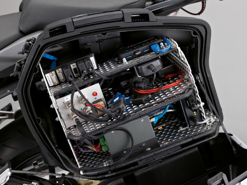 BMW R 1200 RS Connected Ride: Die in den Seitenkoffern untergebrachten Steuergeräte ermöglichen herstellerübergreifende Fahrzeug-zu-Fahrzeug-Kommunikation.