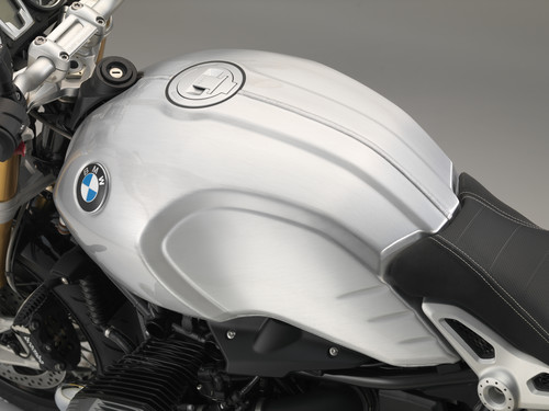 BMW R Nine T mit sichtbarer Schweißnaht am handgebürsteten Aluminiumtank.
