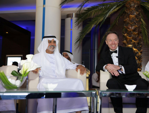 BMW-Vertriebsvorstand Dr. Ian Robertson (rechts) und Nahyan Bin Mubarak Al Nahyan, Minister für Bildung und Forschung, während der Eröffnungsfeier des Showrooms in Abu Dhabi.