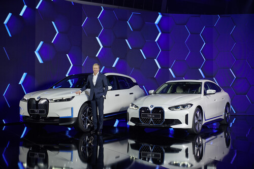 BMW-Vorsitzender Oliver Zipse präsentierte während der Jahrespressekonferenz in München auch die zukünftigen Elektromodelle iX (links) und i4.