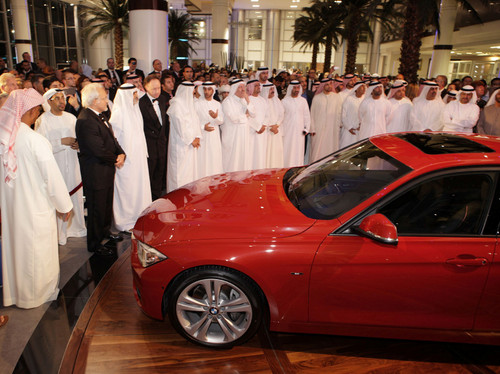 BMW-Vorstand Dr. Ian Robertson enthüllte während der Eröffnungsfeier des Showrooms in Abu Dhabi den neuen 3er.