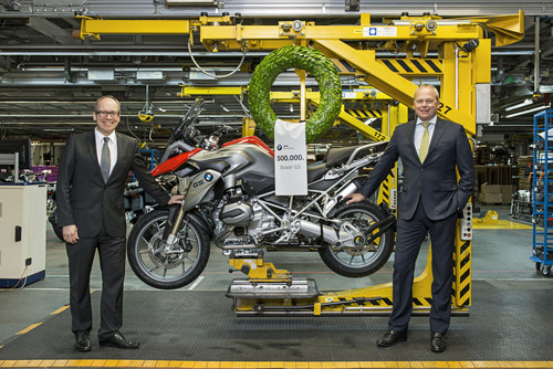 BMW-Werk Berlin produziert 500 000ste GS mit Boxermotor. Von links: Dr. Marc Sielemann, Leiter Produktion BMW Motorrad und Stephan Schaller, Leiter BMW Motorrad.
