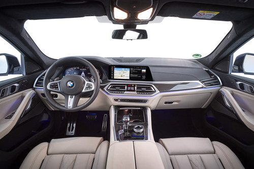 BMW X6 M50i.
