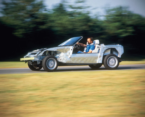 BMW Z1 ohne Außenhaut auf Versuchsfahrt (1986).