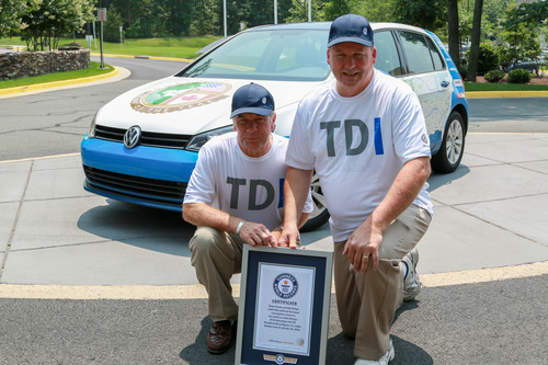 Bob Winger (l.) und Wayne Gerdes mit Urkunde und ihrem Volkswagen Golf TDI Clean Diesel.
