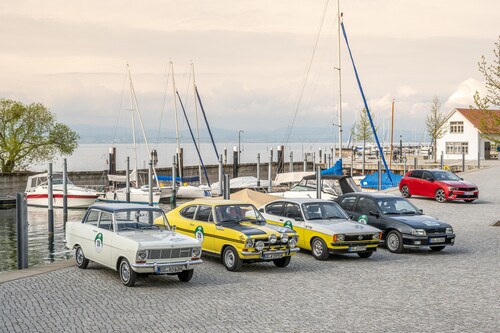 Bodensee-Klassik 2022: Opel startete mit vier Kadett (im Hintergrund der neue Astra)..